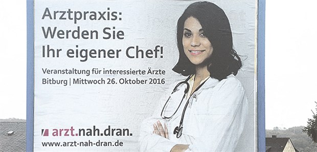 Hausärzte setzen auf Selbsthilfe Vergeblich: Mit großen Plakaten wurde im Herbst 2016 für die Teilnahme an einer Ärzte-Infoveranstaltung in Bitburg geworben. Doch nur ein Arzt kam.