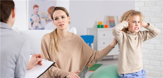 Studie erhärtet Bedenken gegen ADHS-Arzneien nicht Verhaltensauffälliges Kind, verzweifelte Mutter: Bei ADHS sind Stimulanzien für die meisten Betroffenen die First-Line-Therapie (Symbolbild mit Fotomodellen).