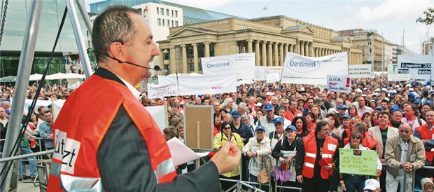 Zehn Jahre Medi - mal parallel, mal konträr zur KV Verhandeln und notfalls auch protestieren: Medi-Chef Dr. Werner Baumgärtner bei Protesten in Stuttgart im Mai 2006.