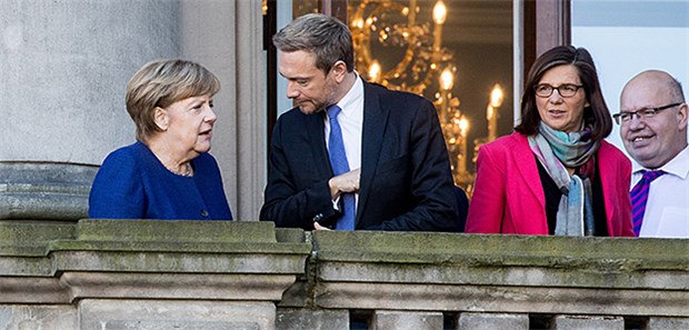 Heute stehen Gesundheit und Pflege auf dem Jamaika-Programm Verhandlungspause bei den Sondierungsverhandlungen: Bundeskanzlerin Angela Merkel (CDU) im Gespräch mit dem FDP Bundesvorsitzenden Christian Lindner. Daneben Katrin Göring-Eckardt, Fraktionsvorsitzende der Grünen im Bundestag und Kanzleramtsminister Peter Altmaier (CDU).