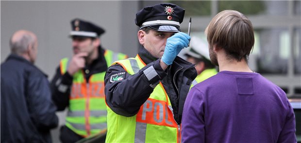 Verkehrskontrolle: Zeigt ein Autofahrer „drogentypische Ausfallerscheinungen“, ist der Lappen weg. Das gilt auch, wenn der Betreffende ärztlich verordnete Amphetamine eingenommen hat. (Symbolbild mit Fotomodellen)