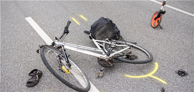 Pro Jahr 1,35 Millionen Verkehrstote weltweit Verkehrsunfall auf der Straße: Radfahrer sind hier weltweit besonders gefährdet.