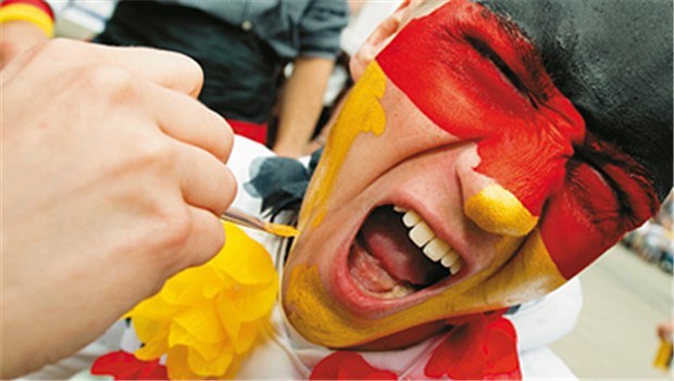 Verklärter Blick und ein lautes "Schland" in der Kehle: Die deutschen Fans stimmen sich auf das Gruppenspiel ein.