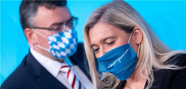 Bayern beschließt Maskenpflicht zum Schulanfang Verkündeten am Dienstag nach der Kabinettssitzung Details zur Maskenpflicht: Bayerns Gesundheitsministerin Melanie Huml und Staatskanzleichef Florian Herrmann (beide CSU).