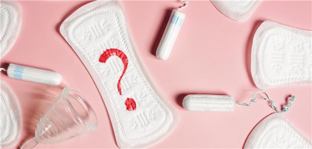 Verschiedene Menstruationsprodukte sind nebeneinander gelegt. Auf einer Slipeinlage steht ein Fragezeichen. 