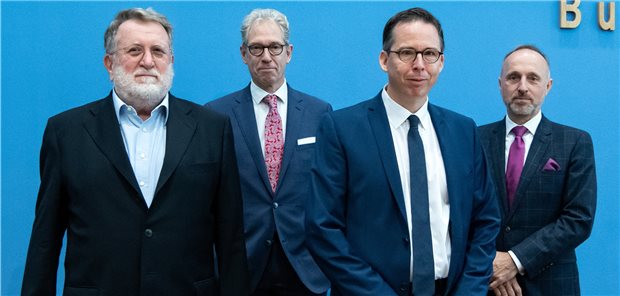 Ärzte kritisieren Spahns Booster-Hoppla-hopp scharf Verlangen „mehr Ruhe im System“ (v.l.n.r.): STIKO-Vorsitzender Professor Thomas Mertens, KBV-Chef Dr. Andreas Gassen, Professor Martin Scherer, Präsident der Deutschen Gesellschaft für Allgemeinmedizin und Familienmedizin und KBV-Vize Dr. Stephan Hofmeister am Dienstag im Haus der Bundespressekonferenz.