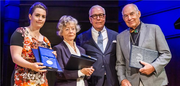 Paracelsus-Medaille posthum an Heidrun Gitter vergeben Verleihung der Paracelsus-Medaille bei der Eröffnung des Ärztetags: Im Bild von links Almut Gitter, die Tochter der Preisträgerin, die Schwester von Professor Detlev Ganten, BÄK-Präsident Dr. Klaus Reinhardt und Preisträger Dr. Helmut Peters.