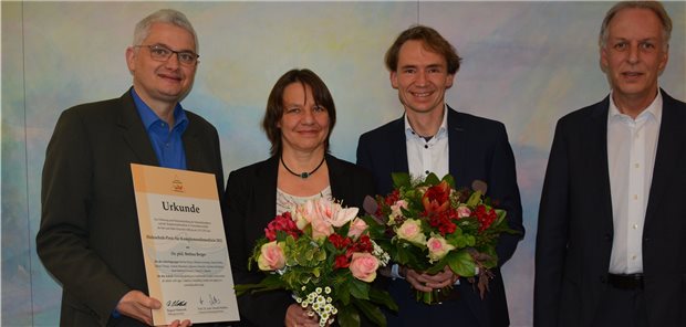 Arbeit zum Fasten bei Typ-1-Diabetes prämiert Verleihung des Holzschuhpreises 2021: die Stiftungsräte Ragnar Watteroth (l.) und Jens Timm (r.) gratulieren der Arbeitsgruppe um Dr. Bettina Berger und Professor David Martin.