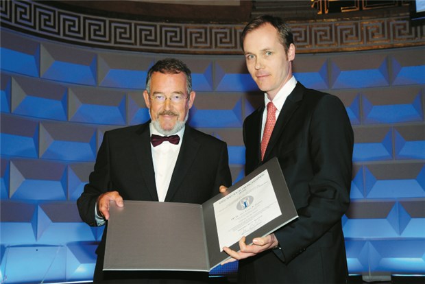 Theodor-Frerichs-Preis der DGIM für Münchner Forscher Verleihung des Theodor-Frerichs-Preises: Kongresspräsident Professor Jürgen Schölmerich mit dem Preisträger Privatdozent Florian Greten (rechts). © sbra