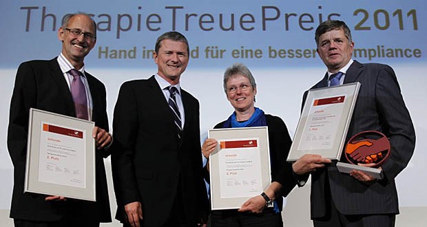 Hausärzte für Therapie-Treue ausgezeichnet Verleihung des TherapieTreuePreises 2011 aus der Hand von Novartis-Chef Dr. Dirk Kosche (2.v.l) an die drei Preisträger Dr. Franz Mader, die Internistin Irmgard Landgraf und den 1. Gewinner Dr. Frank Klein (v.l.).