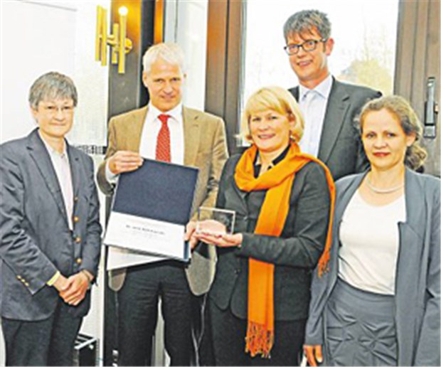 Chefredakteur bei Springer Medizin ausgezeichnet Verleihung des Walter-Trummert-Preises. Von links: Dr. Susanne Heinzl, Dr. Dirk Einecke, Dr. Julia Rautenstrauch, Harm van Maanen, Dr. Wiebke Kathmann, wie Heinzl und Rautenstrauch im Vorstand des VMWJ.