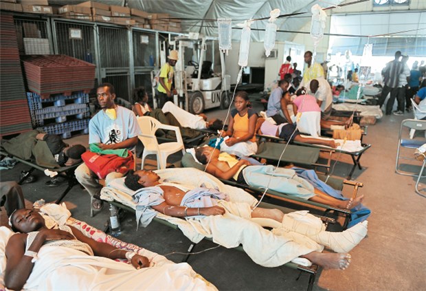 UN-Sicherheitsrat tagt zu Haiti Verletze in Port-au-Prince erhalten medizinische Hilfe. © dpa