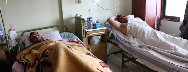 Schwere Vorwürfe gegen Ärzte in Syrien Verletzte in einem Krankenhaus in Latakia: Ärzte in syrischen Kliniken sollen die Patienten nicht ausreichend behandelt haben.