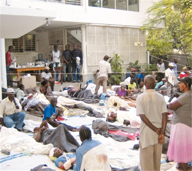 Brüche, Verbrennungen, Kopfverletzungen: Ärzte in Haiti arbeiten rund um die Uhr Verletzte warten auf eine Behandlung auf dem Gelände der Hilfsorganisation "Ärzte ohne Grenzen" in Port-au-Prince, der Hauptstadt von Haiti. © dpa