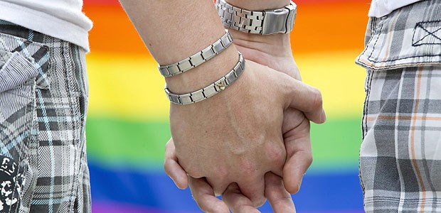 'Homo-Ehe' boomt Verliebte Männer Hand in Hand: Nur wenige männliche Pärchen haben Kinder.