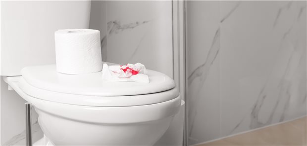 Vermeintliches Blut auf dem Toilettenpapier: Bei einem älteren Patienten war ein Vitamin-Supplement die Ursache.