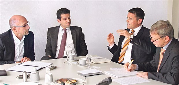 Vermissen eine konsequente Impfstrategie: Tobias Sunderer (2.v.l.) und Oliver Thomas (2.v.r.) im Gespräch mit Wolfgang van den Bergh (l.) und Wolfgang Geissel.