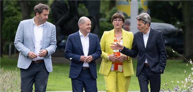 SPD will mehr ambulante Versorgung und Gesundheitsbaukästen für die Regionen Veröffentlichten das „Leitbild der SPD-Bundestagsfraktion für eine solidarische Gesundheits- und Pflegepolitik“: Lars Klingbeil, SPD-Bundesvorsitzender, Bundeskanzler Olaf Scholz, SPD-Bundesvorsitzende Saskia Esken und Rolf Mützenich, Vorsitzender der SPD-Bundestagsfraktion (v.l.).