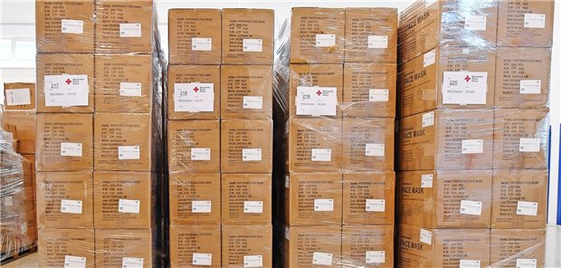 Auseinandersetzungen um Bezahlung von Schutzmasken spitzen sich zu Verpackte Schutzausrüstung im Pandemielager in einer Lagerhalle. Über Bestellungen der Bundesregierung unter anderem von Schutzmasken und deren Bezahlung gibt es offenbar viele juristische Auseinandersetzungen.