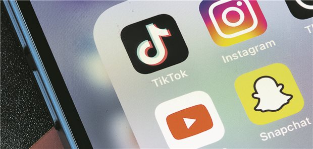 Verschiedene App-Symbole auf dem Smartphone, unter anderem TikTok und Instagram