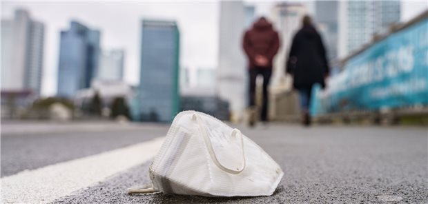 Lauterbach: Weitere Masken- und Testpflichten fallen weg Verschwindet immer mehr aus dem öffentlichen Raum: Eine FFP2-Maske liegt auf einem Gehweg. Nur in Pflegeheimen, Arztpraxen und in Kliniken gilt bis Anfang April weiter Maskenpflicht.