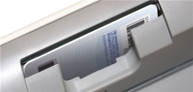 Versenkt: Mit gestecktem E-Arztausweis können Ärzte elektronische Dokumente digital signieren.