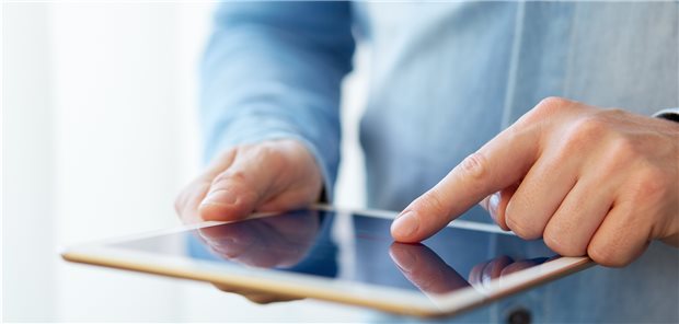 VKB kooperiert mit digitalem Herzzentrum Herr bedient ein Tablet.