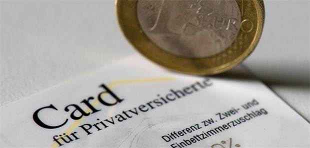 'Die GOÄ-Novelle ist überfällig' Versichertenkarte eines Privatversicherten: Versicherer und Ärzte hoffen auf baldige GOÄ-Reform.