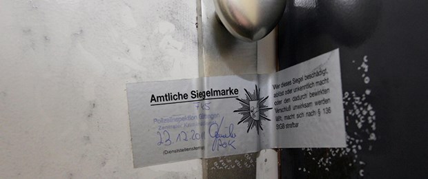 Zielfahnder suchen Mörder Versiegelte Wohnungstür der Studentin vor einem Jahr: Der Mörder wird immer noch gesucht.