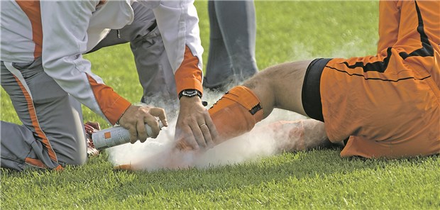 Versorgen Ärzte ehrenamtlich als Mannschaftsarzt eines lokalen Fußballvereins Verletzte bei einem Fußballspiel, so kann sich schnell die Haftungsfrage stellen, sollte es zu einem Behandlungsfehler gekommen sein.