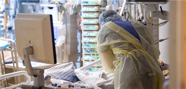 Versorgung eines COVID-Patienten auf Intensivstation: Dabei können grundversorgende Kliniken nun regelhaft per Videokonsil Spezialisten hinzuziehen.