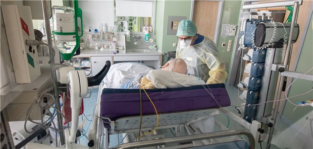 Klinikärzte sehen Fallpauschalen-System am Ende Versorgung eines Corona-Patienten: Die aktuelle Pandemie zeigt, wie wichtig Vorhaltepauschalen wären.