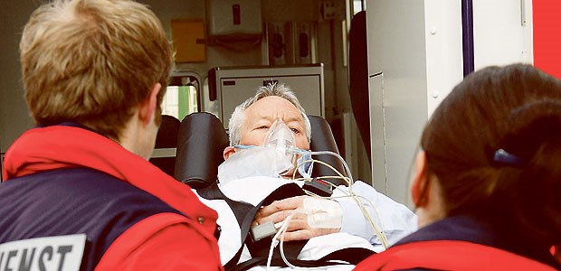 Telemedizin verbessert Prognose nach Herzinfarkt Versorgung eines Notfallpatienten durch den Rettungsdienst: Noch vom Einsatzort erhalten Kliniken in Schleswig-Holstein die EKG-Daten.