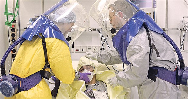 Kaum Ebola-Gefahr für Europa Versorgung eines Patienten mit Hochrisiko-Infektion. Übung mit Schutzanzügen 2008 in Leipzig.