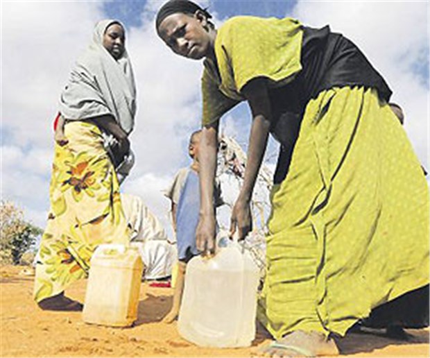 Sauberes Wasser für immer mehr Menschen Versorgung gesichert - aber längst nicht überall: Somalische Frauen holen Trinkwasser.
