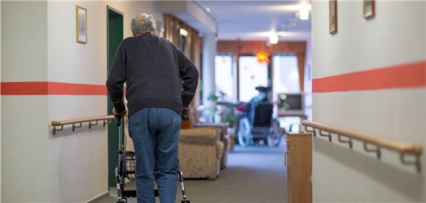 Immer mehr Pflegeheimbewohner brauchen Sozialhilfe Versorgung im Pflegeheim, für immer mehr Bewohner ist das nur mit Unterstützung vom Sozialamt finanzierbar.