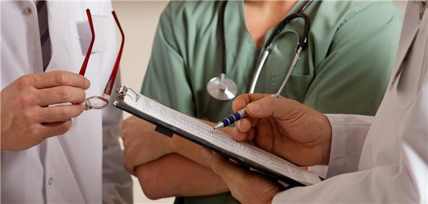 15 Prozent des GKV-Honorars gehen an MVZ Versorgung im Team: 2019 waren 55 Prozent der angestellten Ärztinnen und Ärzte in MVZ männlich. In Praxen und BAG stellten hingegen Ärztinnen (65 Prozent) den Großteil der angestellten Mediziner.