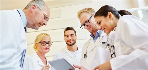 G-BA zählt ein Fünftel mehr ASV-Teams Versorgung im Team: Bei der ASV geht es darum, dass Ärztinnen und Ärzte verschiedener Fachrichtungen gemeinsam und koordiniert die Diagnostik und Behandlung der Patienten übernehmen.
