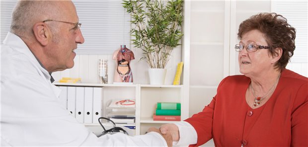 Gespräch zwischen Arzt und Patientin