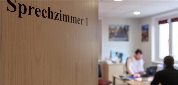 Niederlassung in Gefahr? Warum jetzt Kassen und KV gefragt sind Versorgung in der hausärztlichen Praxis – bald ein eher seltener Anblick? Immer lauter werden die Rufe der Niedergelassenen nach besseren Rahmenbedingungen für die Arbeit der Praxisteams.