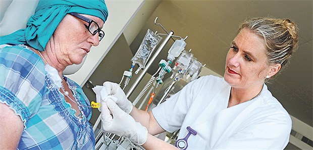 Harte Kontroverse zwischen Ärzten und Kassen Versorgung mit Zytostatika: Eine Patientin erhält eine Chemotherapie in einer onkologischen Praxis.