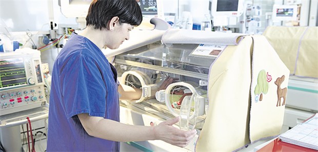 Kinderärzte sind gegen generalistische Pflegeausbildung Versorgung von Frühchen. Wird die Versorgung dieser Kinder leiden, wenn es eine generalistische Pflegeausbildung gibt? Kinderärzte befürchten ja.
