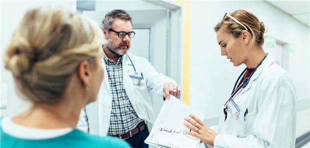 Versorgung wird künftig nur noch interprofessionell im Team zu stemmen sein. Dafür müssen aber vor allem Ärztinnen und Ärzte ihre Substitutionsangst ablegen.