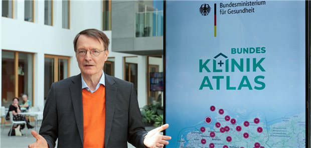 „Verständliche Informationen für alle“: Bundesgesundheitsminister Karl Lauterbach (SPD) bei der Vorstellung des neuen Bundes-Klinik-Atlas am Freitag im Haus der Bundespressekonferenz