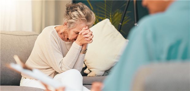 Verstärken sich depressive Symptome im Laufe der Jahre, können auch Amyloidablagerungen dahinterstecken. (Symbolbild mit Fotomodellen)