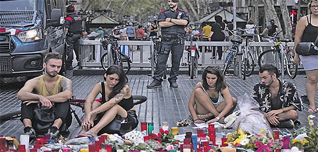 Ärzte in Barcelona haben schnell reagiert Versuche das Unfassbare zu verstehen: Am Wochenende nach der Terror-Attacke versammelten sich immer wieder trauernde Menschen auf der Las Ramblas in Barcelona.