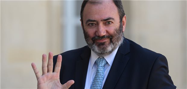 Versucht mit einem Blumenstrauß an Maßnahmen, die desolate Situation in Frankreichs Notaufnahmen in den Griff zu bekommen: Frankreichs neuer Gesundheitsminister, der Notarzt Dr. François Braun.