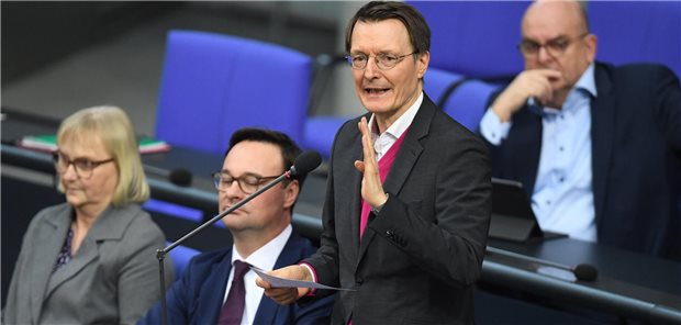 Bundestag setzt sein Häkchen hinter die Cannabis-Legalisierung Verteidigte abermals das Cannabis-Gesetz: Bundesgesundheitsminister Karl Lauterbach am Freitag im Bundestag.