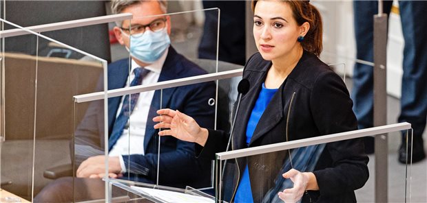 Österreichisches Parlament stimmt Gesetz zur Suizidassistenz zu Verteidigte das umstrittene Sterbeverfügungsgesetz in der abschließenden Debatte des Parlaments: die österreichische Justizministerin Alma Zadic von den Grünen. (Archivbild)