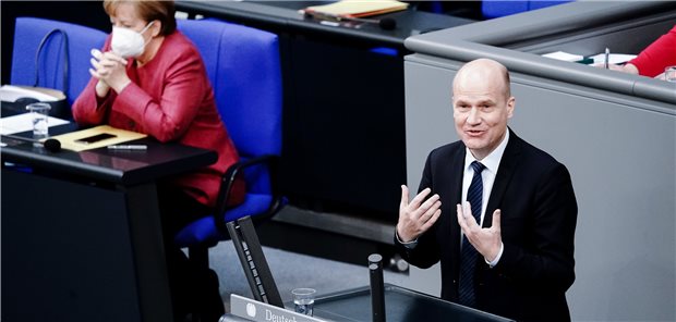 Bundestag beschließt umstrittene Corona-Notbremse Verteidigte die Änderungen im Infektionsschutzgesetz, die Kanzlerin hört zu: Unionsfraktions-Chef Ralph Brinkhaus (CDU) bei der abschließenden Debatte über das Gesetz am Mittwoch.